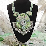 Plastron Anisse plastron Haute couture brod&eacute; avec dentelle Beige des ann&eacute;es 1950 &agrave; laquelle s&rsquo;ajoute cristaux, cabochons en r&eacute;sine fait par mes soins, rocailles et perles sur un style Victorien !